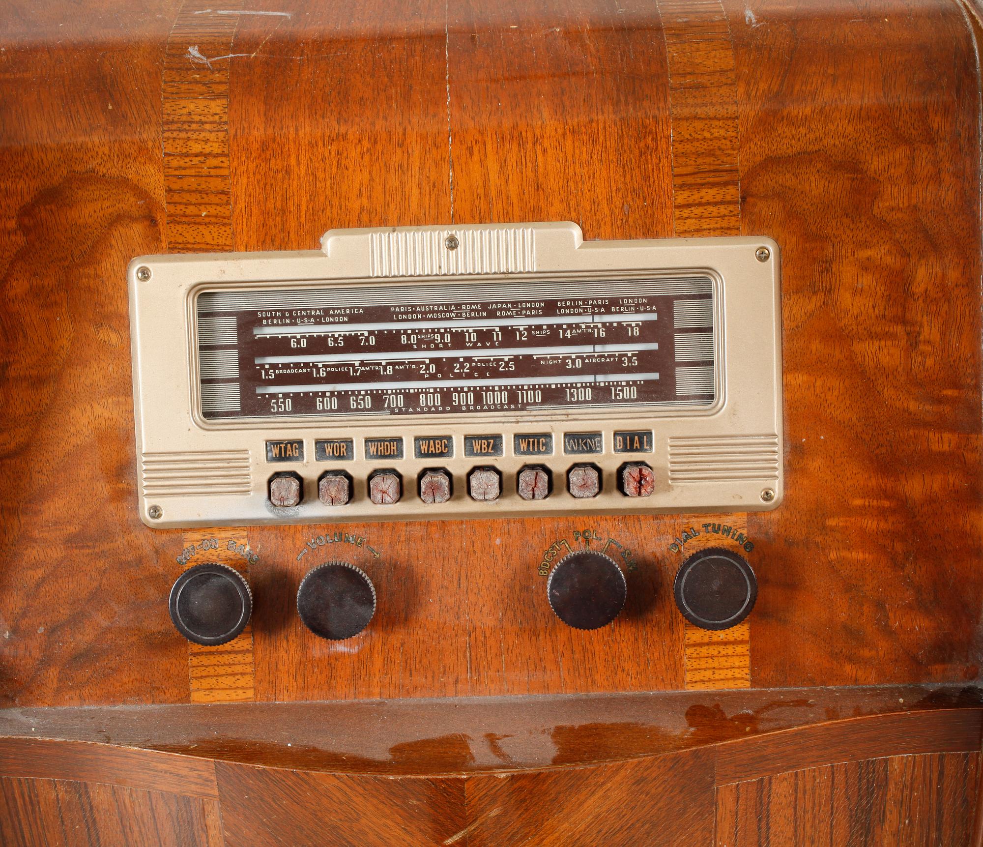 A radio by Philco, model 40-190, first half of the 20th century.