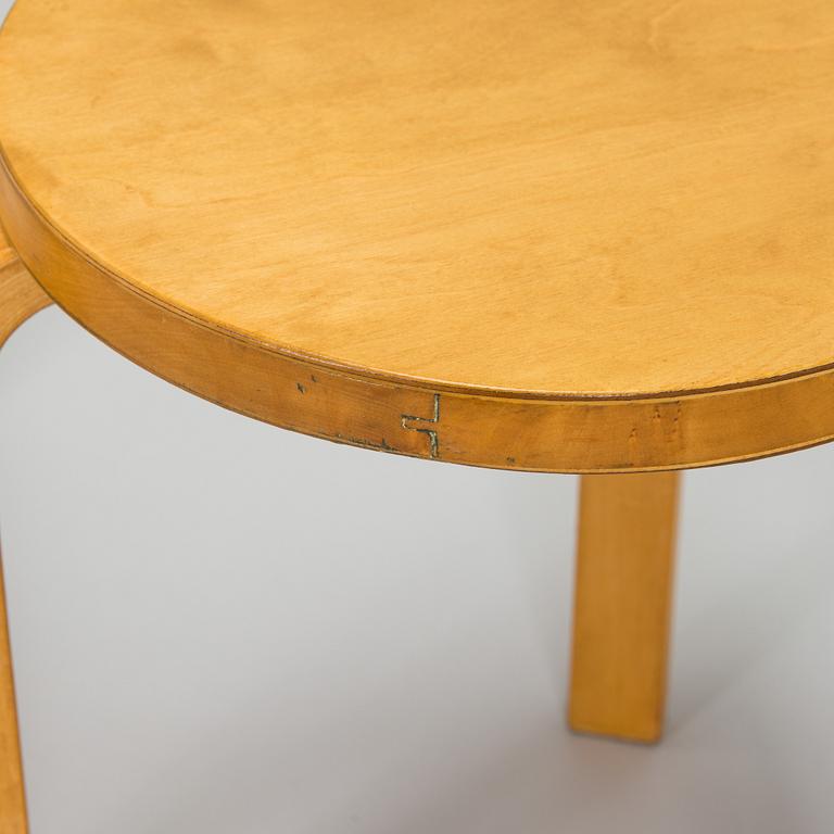 Alvar Aalto, jakkaroita, 4 kpl malli 60, O.Y. Huonekalu- ja Rakennustyötehdas A.B. 1900-luvun puoliväli.