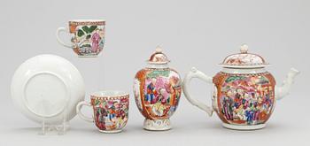 TEKANNA, TEDOSA med LOCK samt KOPP med FAT, porslin. Qing dynastin. Qianlong (1736-95).