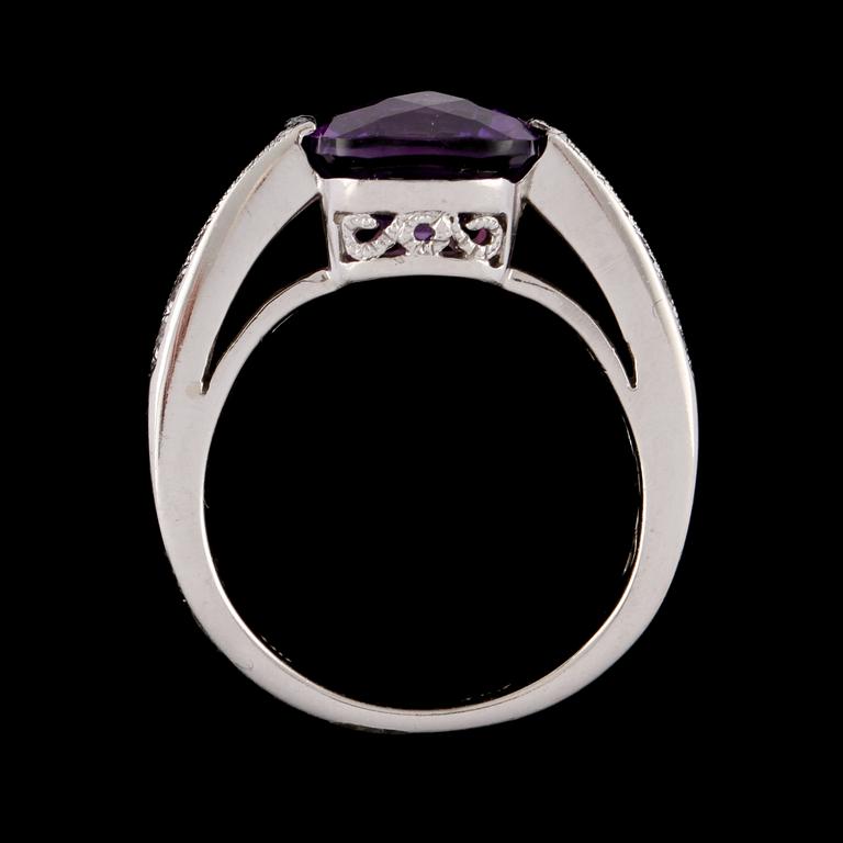 RING, 14k vitguld med checkerslipad ametist och 20 briljantslipade diamanter. Vikt 5 g.