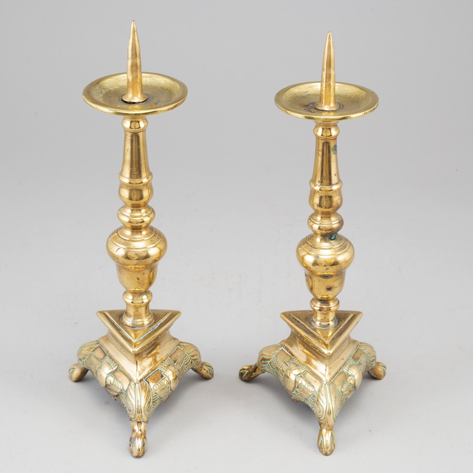 LJUSSTAKAR, ett par, brons, 1600-tal.