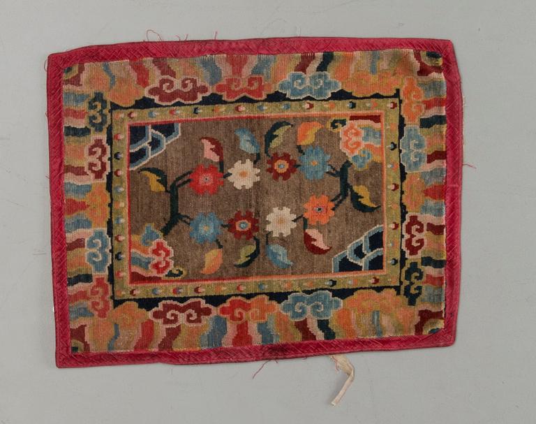SADELTÄCKE, Tibet, 1900-talets första hälft. Ca 75X60 cm.