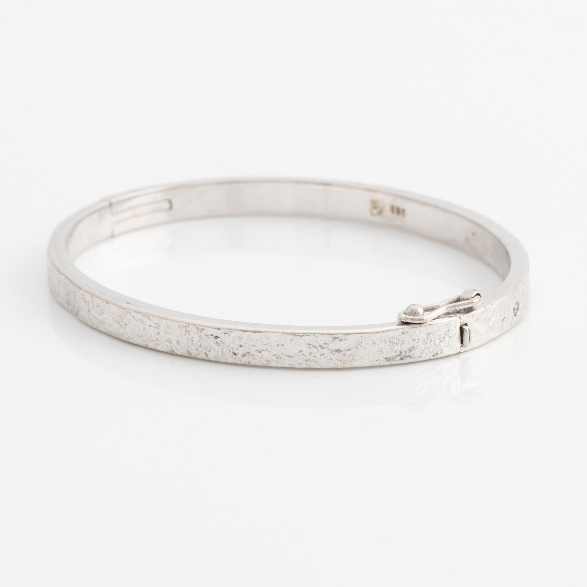 Armring 14K guld med runda briljantslipade diamanter.