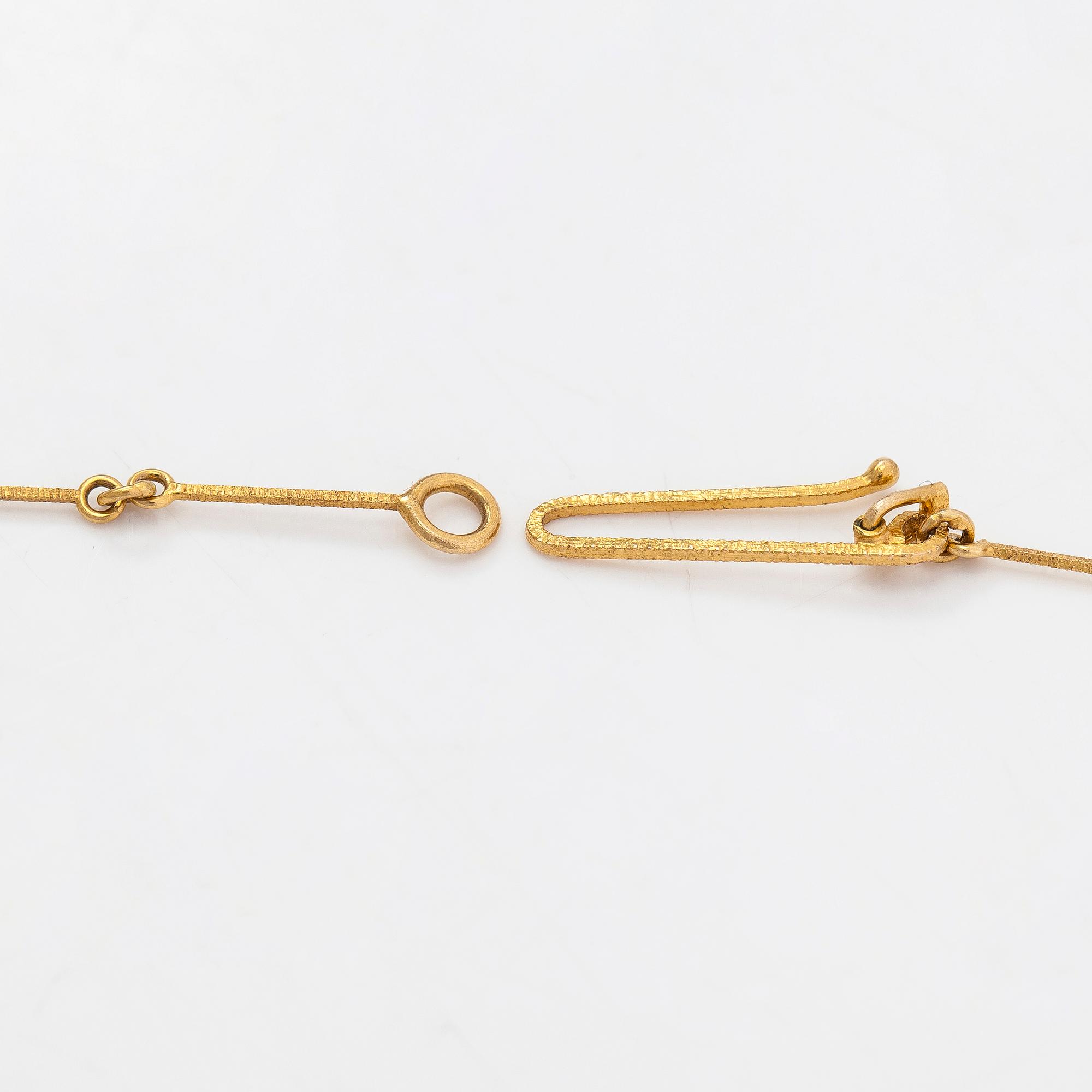 Björn Weckström, A 14K gold necklace "Pearl bridge" with a cultured pearl and a spectrolite. Lapponia 1977.