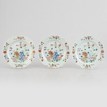 A set of five famille rose dishes, and two small dishes, Qing dynasty, Qianlong (1736-95).