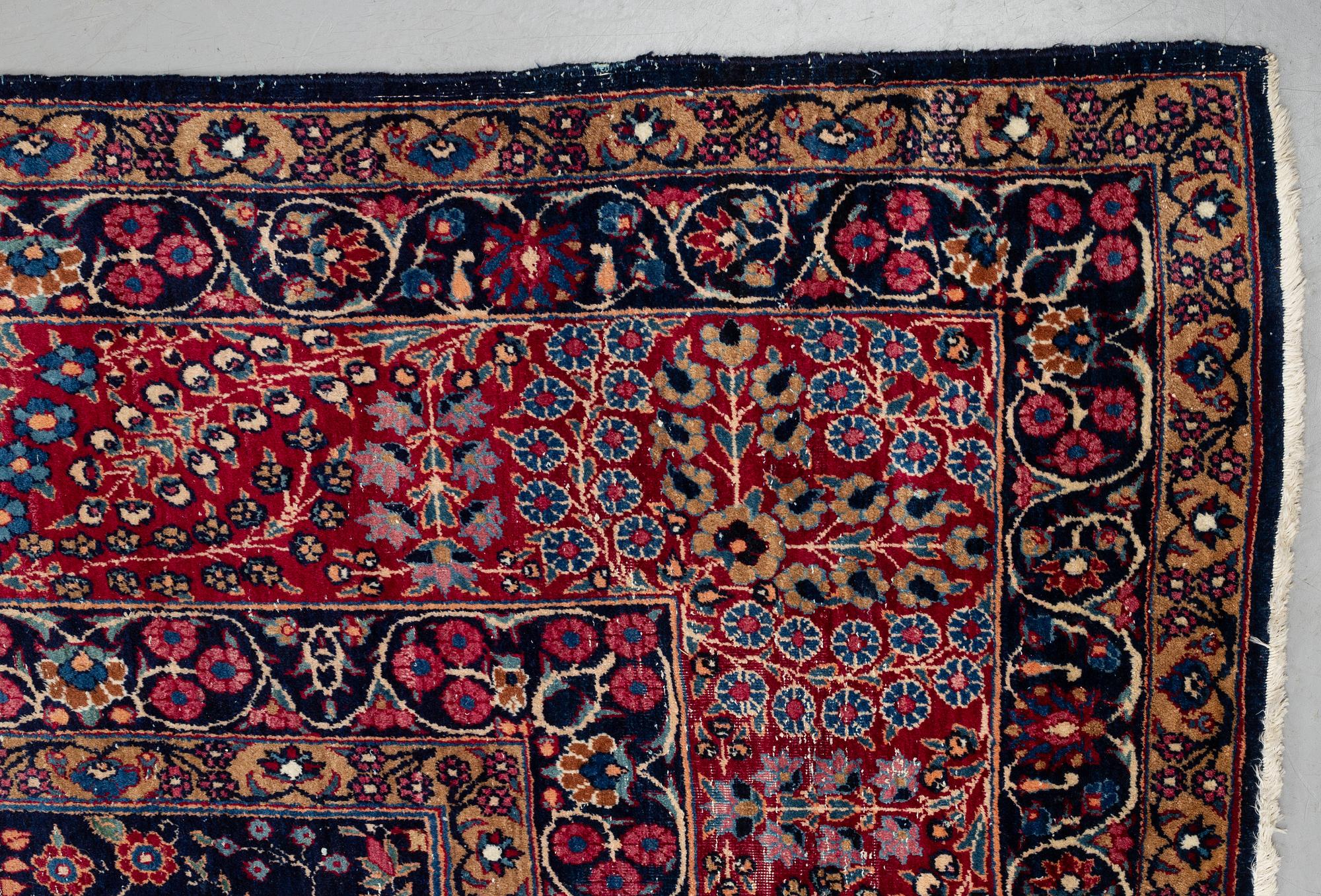 A carpet, an antique/a semi-antique Yezd, ca 557-562 x 366,5-370,5 cm.
