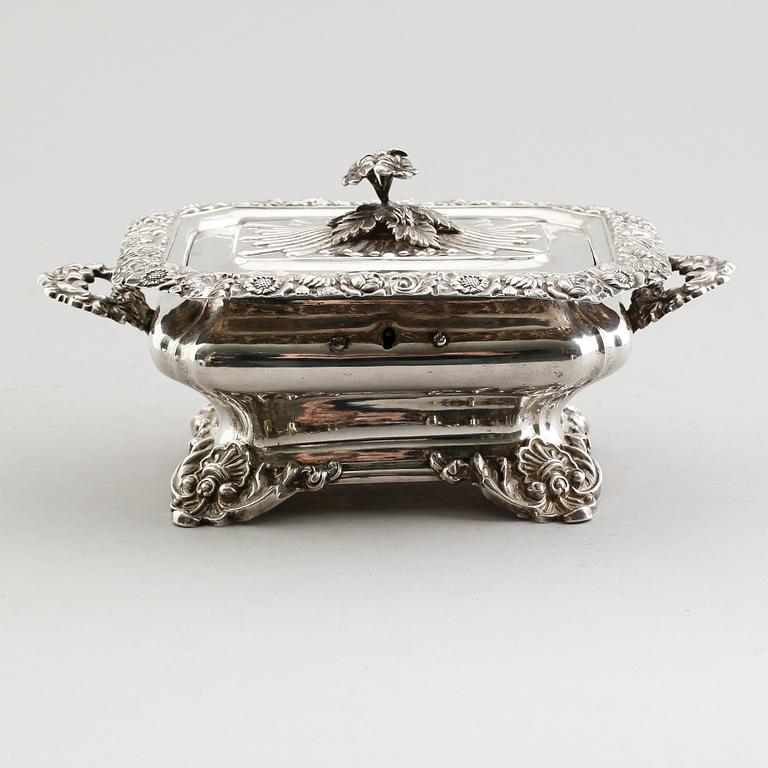 SOCKERSKRIN, silver, Gustaf Möllenborg, Stockholm 1844. Vikt ca 828 gram.