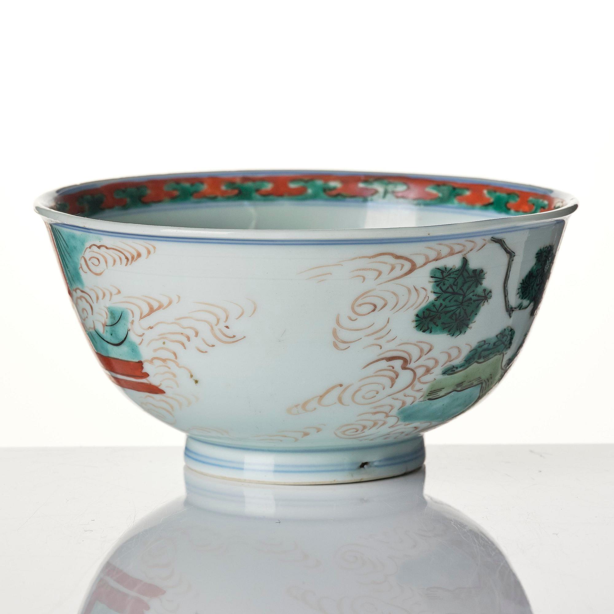 A set of two famille verte bowls and a dish, Qing dynasty, early Kangxi (1662-1722).