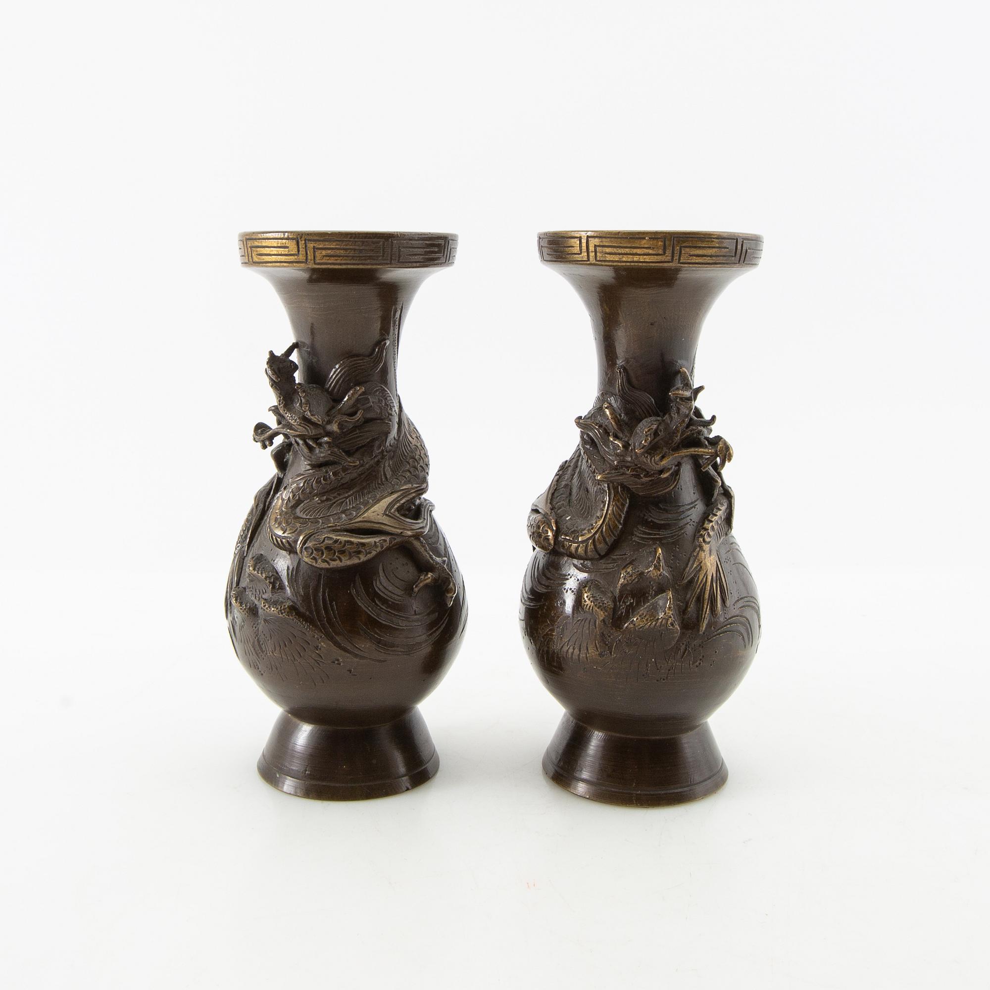 Vaser ett par Japan sent 1800-tal brons.