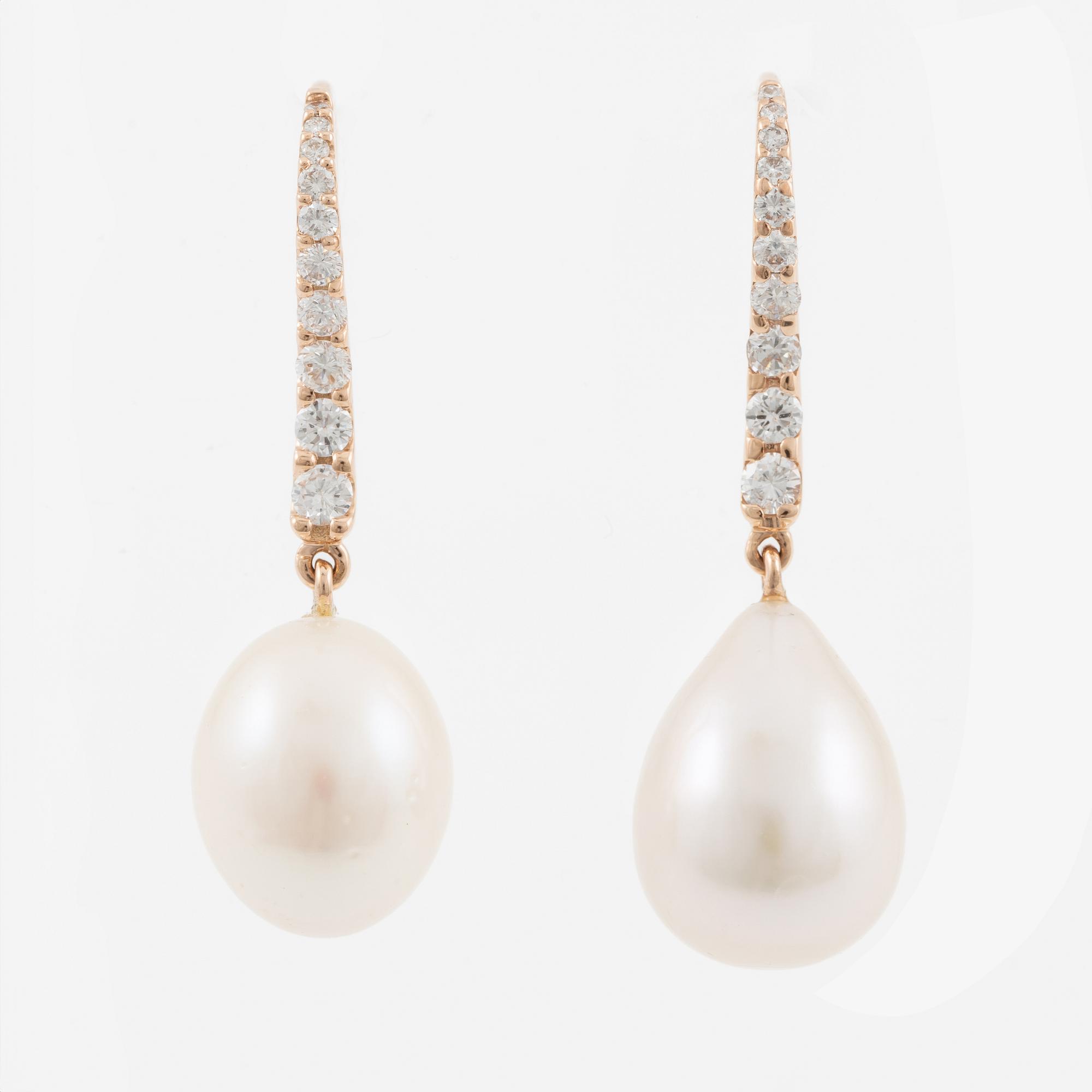 Örhängen 18K guld med odlade pärlor och briljantslipade diamanter.