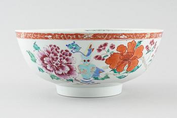 A polychrome porcelain bowl, Qing dynasty, Qianlong (1736-95).