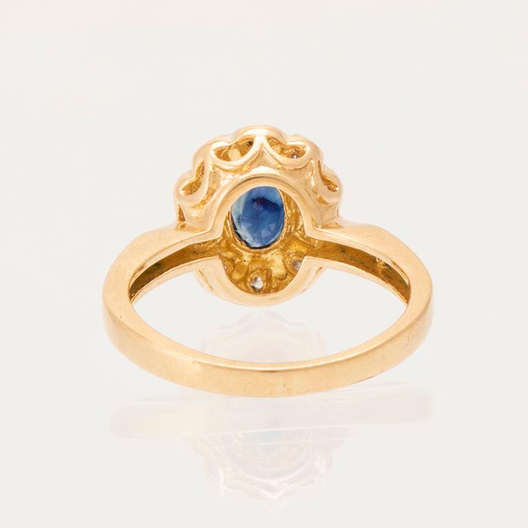 Ring 18K guld och oval fasetterad safir samt runda briljantslipade diamanter.