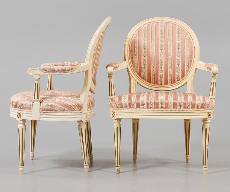 KARMSTOLAR, ett par, gustaviansk stil, 1900-tal.