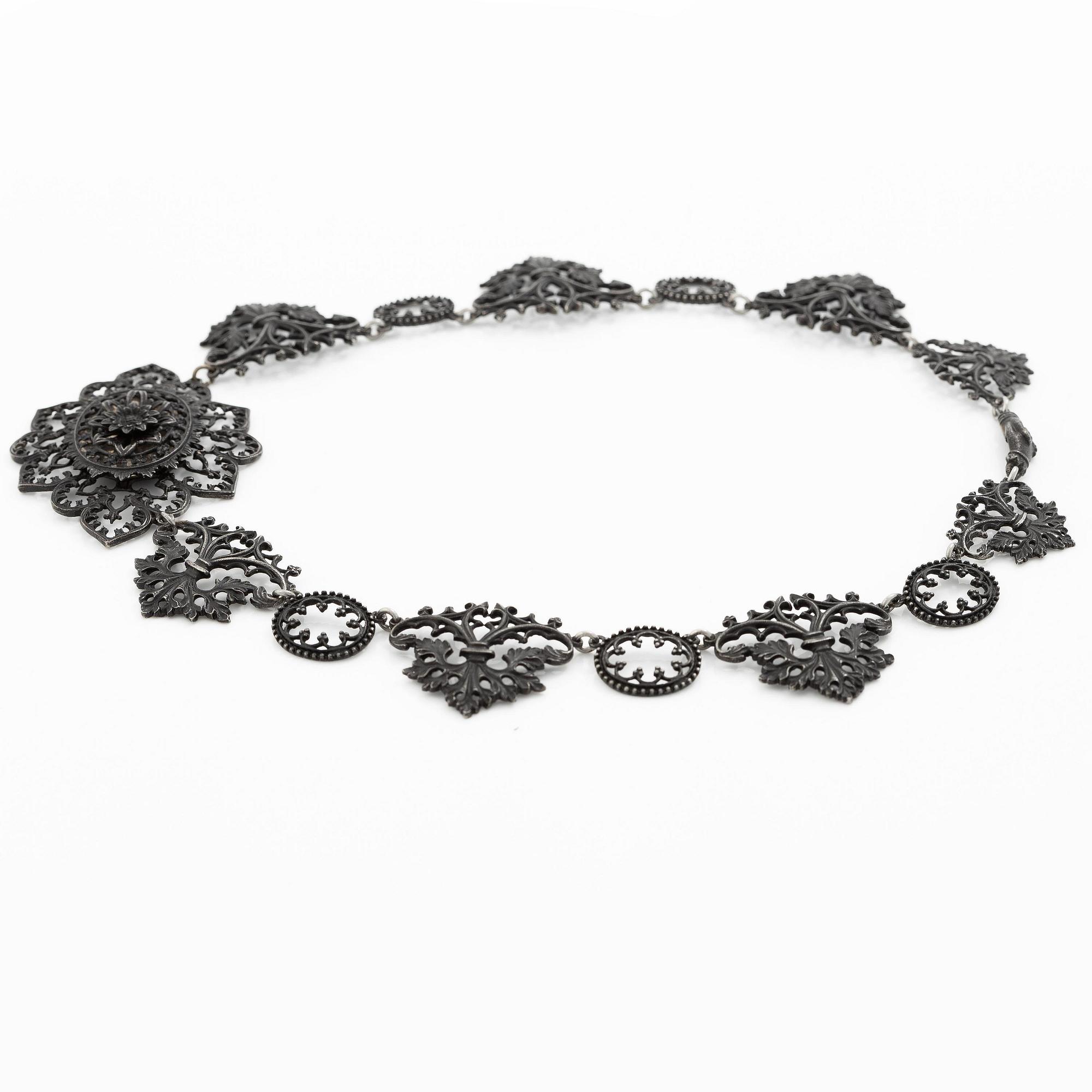Collier, "eisengold", svärtat gjutjärn, nygotik, 1800-tal.