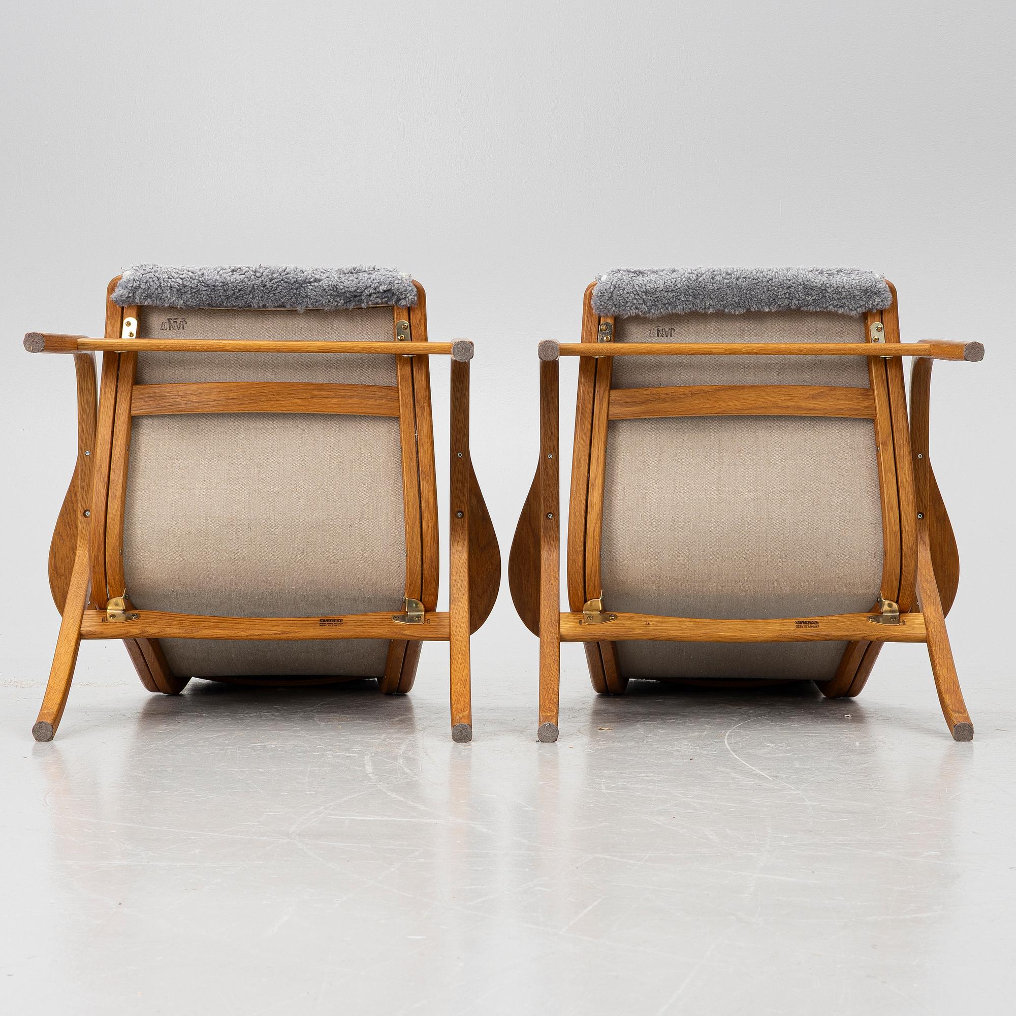 Yngve Ekström, A pair of armchairs, a footstool, “Lamino”, and a side table, Swedese, 2000s.