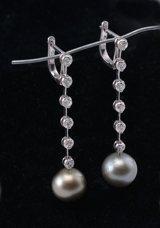 A PAIR OF EARRINGS, brilliant cut diamonds c. 0.89 ct. Tahitian pearls 11.5 mm. 18K white gold. Weight 8,9 g.