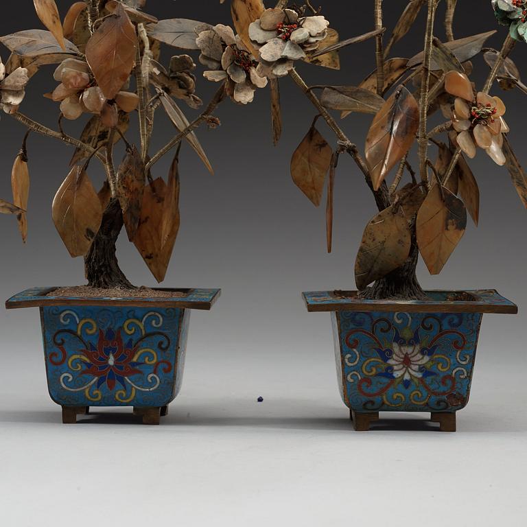 A pair of cloisonné jardinières with jade, amethyst and hardstone flowers, Qing dynasty (1644-1912).