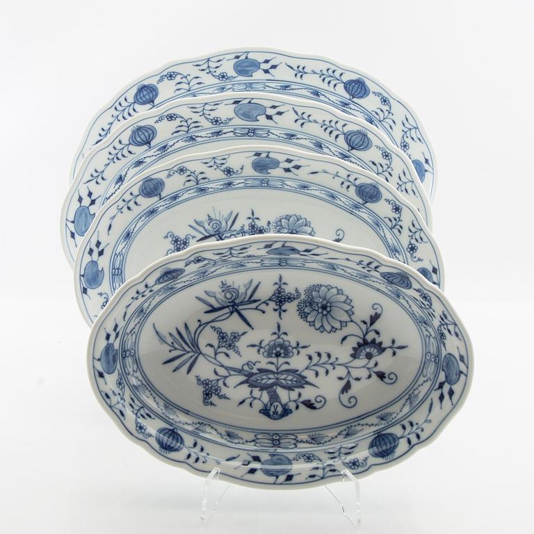 Service 89 pcs "Onion Pattern" Meissen, second half of the 20th century.