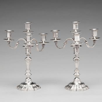 205. Mon Odiot, kandelabrar för fyra ljus, ett par, silver 950/1000, Paris 1900-tal. Senbarock-stil.