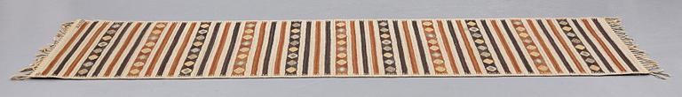 Barbro Nilsson, A RUNNER, "Enbär", flat weave, ca 273 x 89,5 cm, signerad AB MMF BN.