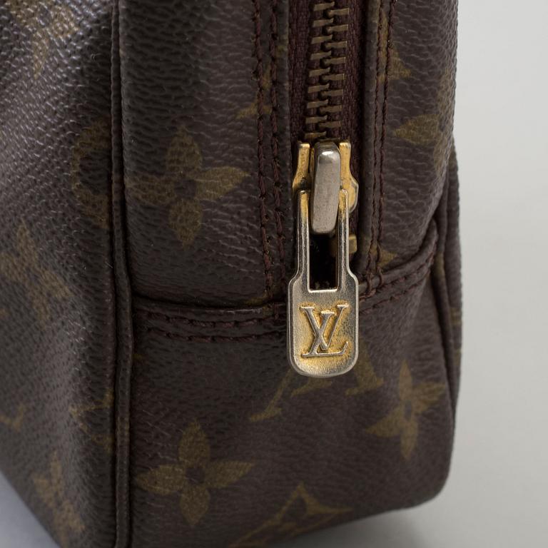 A Louis Vuitton "Trousse Toilette 23" toilet bag.