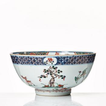 617. A famille verte punch bowl, Qing dynasty, Kangxi (1662-1722).