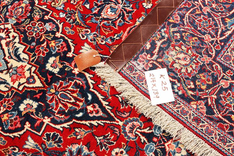 A KAshan rug, a. 214 x 139 cm.