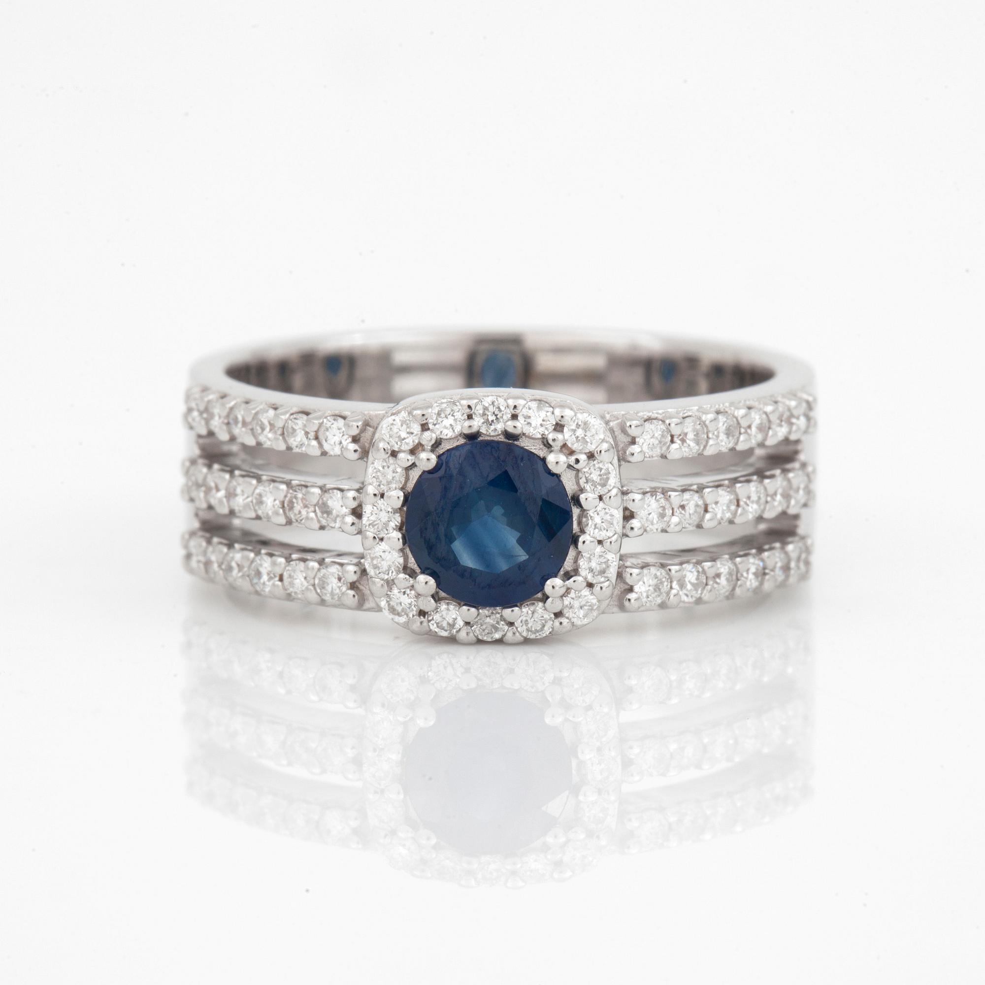 RING, 18K vitguld med safir ca 0.57 ct och briljantslipade diamanter totalt ca 0.34 ct. Total vikt ca 6,2 g.