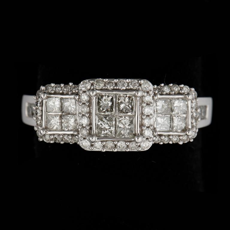 RING, 14k vitguld med 12 prinsesslipade diamanter samt flera små briljantslipade diamanter. Vikt ca 4,7 gram.