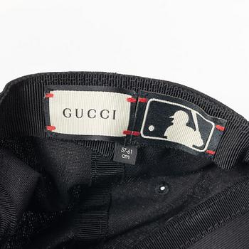 Gucci, NY Yankees baseball cap.