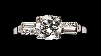 1121. RING, briljantslipad diamant, ca 0.90 ct med på vardera sida fattade smådiamanter.