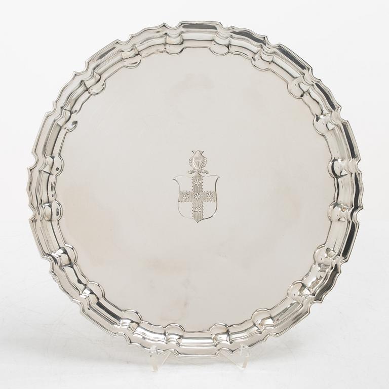 William Hutton & Sons, bricka/salver, silver, rokokostil, London 1901.