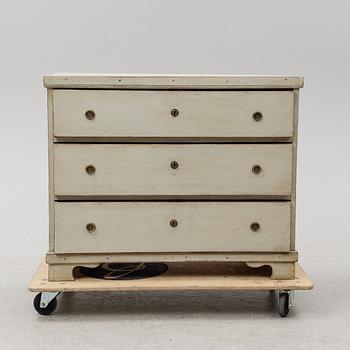 A painted chest of drawers, end of the 19th Century.