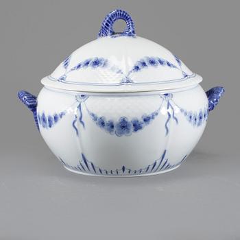 TERRIN, porslin, "Empire", Bing & Gröndahl, omkring 1900-talets mitt.