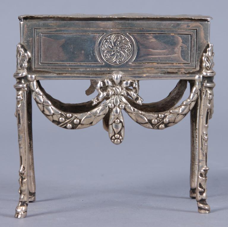 SKRIN PÅ BENSTÄLLNING samt BÄGARE, 2 st, silver, England och Sverige.