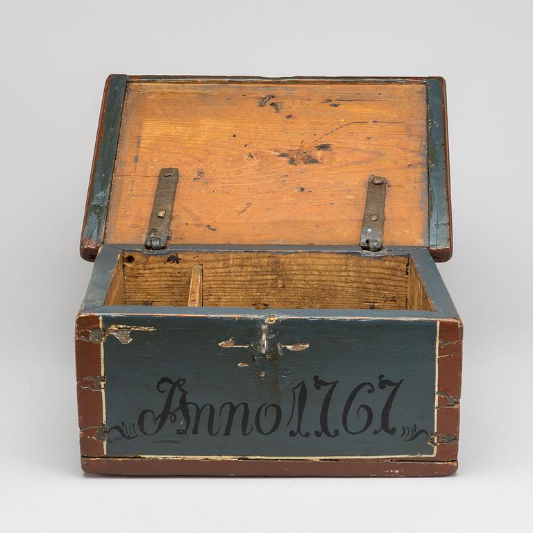 SKRIN med LOCK, allmoge. Bär årtal 1767.