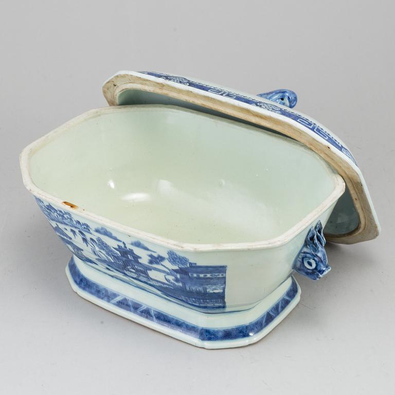 A blue and white tureen with cover, Qing dynasty, Qianlong (1736-95).