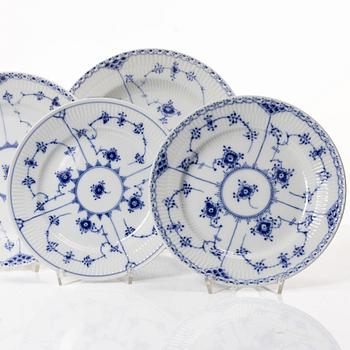 Royal Copenhagen, Dinner service, 31 pieces, “Musselmalet Halvblonde”, Denmark.