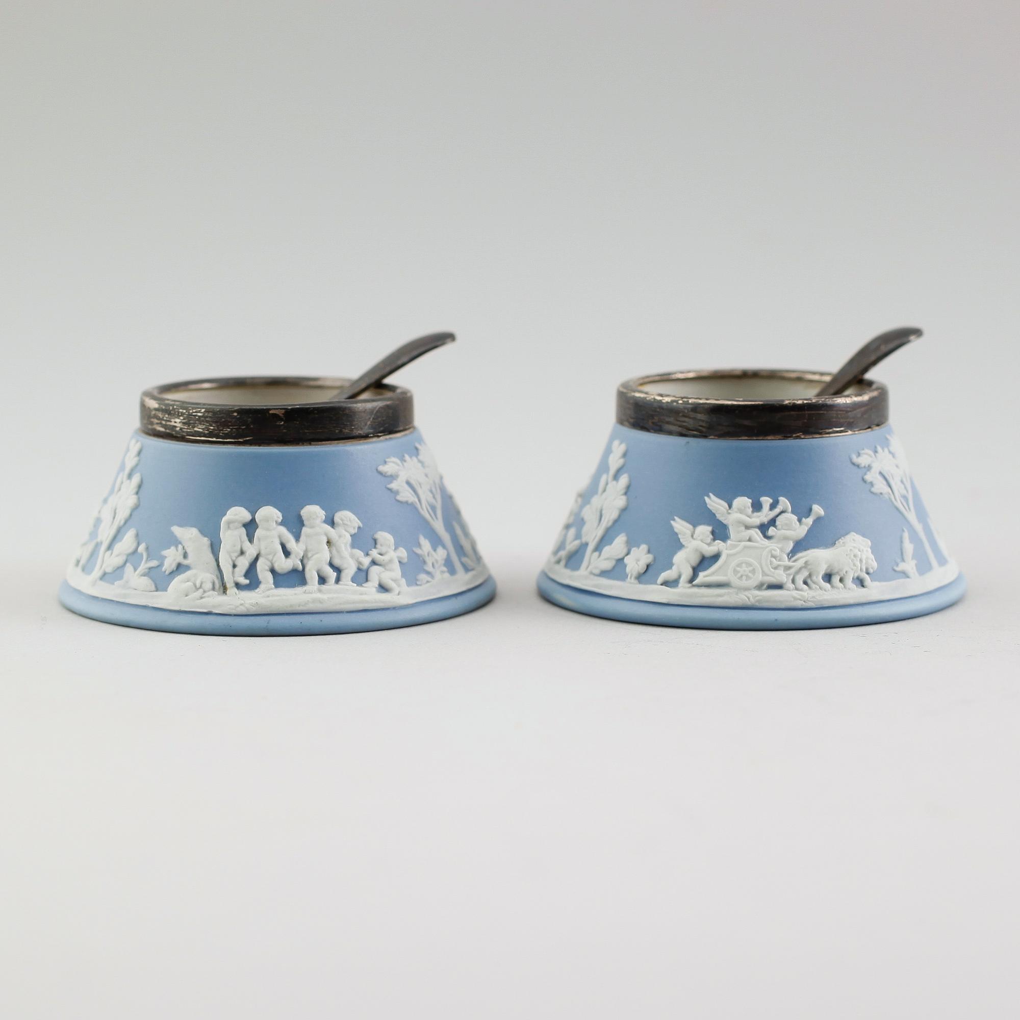 SALTKAR, 1 par, jasperware, Wedgwood, beslag av silver, Birmingham 1904 samt SALTSKEDAR, 1 par, silver, Sheffield 1929.