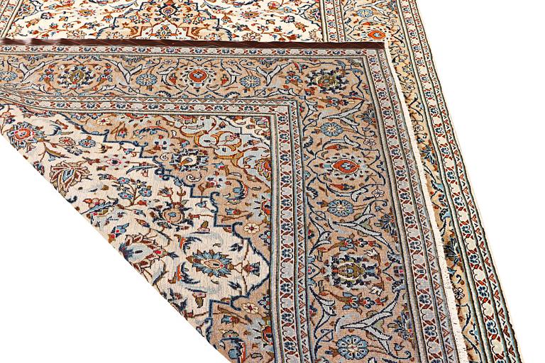 Matta, Keshan, ca 326 x 195 cm.