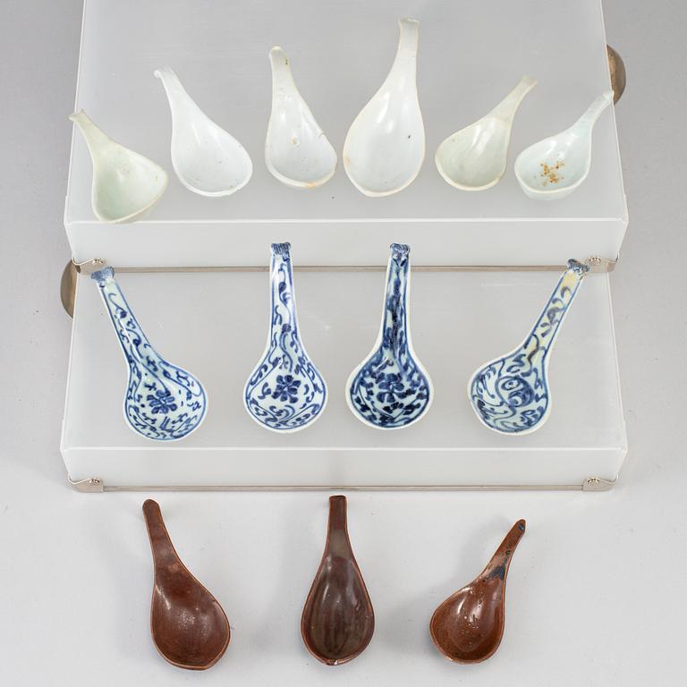 Thirteen porcelain spoons, presumably Ming dynasty, 17th century.