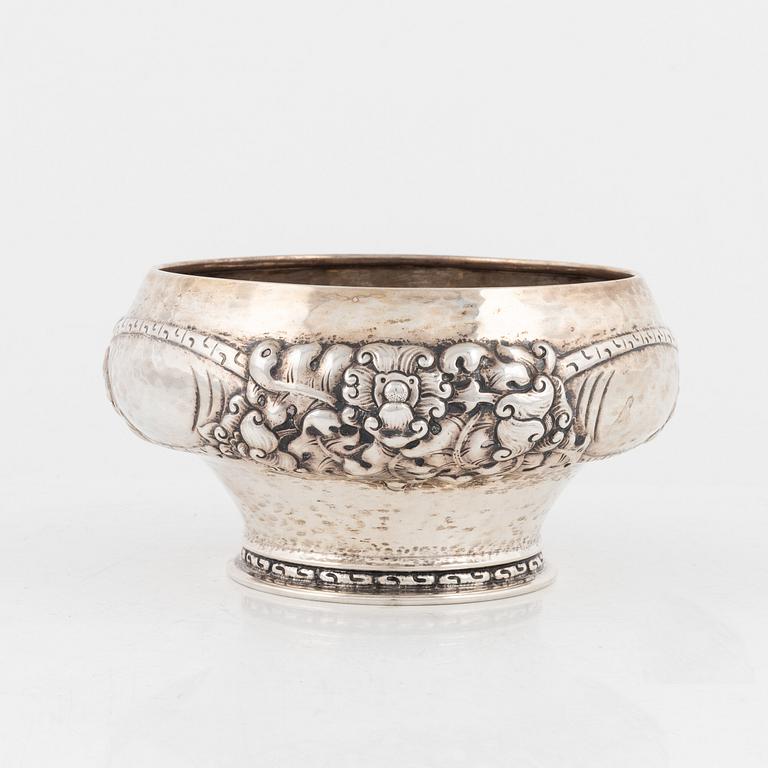 A Norwegian art nouveau silver bowl bearing the mark of NM Thune, early 20th Century.