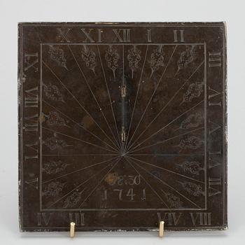 SOLUR, brons, daterad 1741.