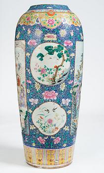 Praktvas, porslin. Qingdynastin, 1800-tal.