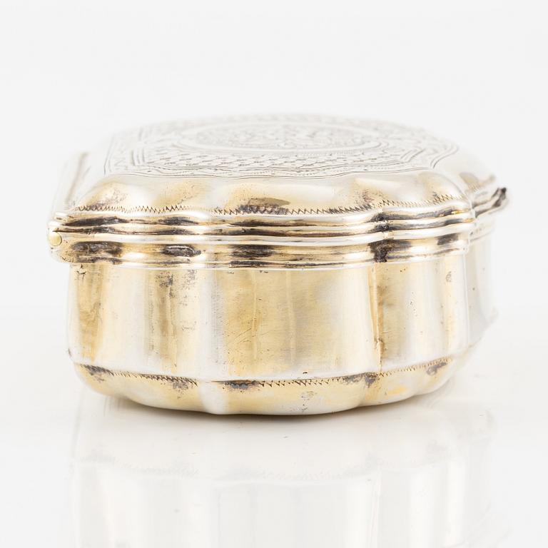 A German silver snuff box, unidentified maker DS, possibly Lüneburg 18th century.