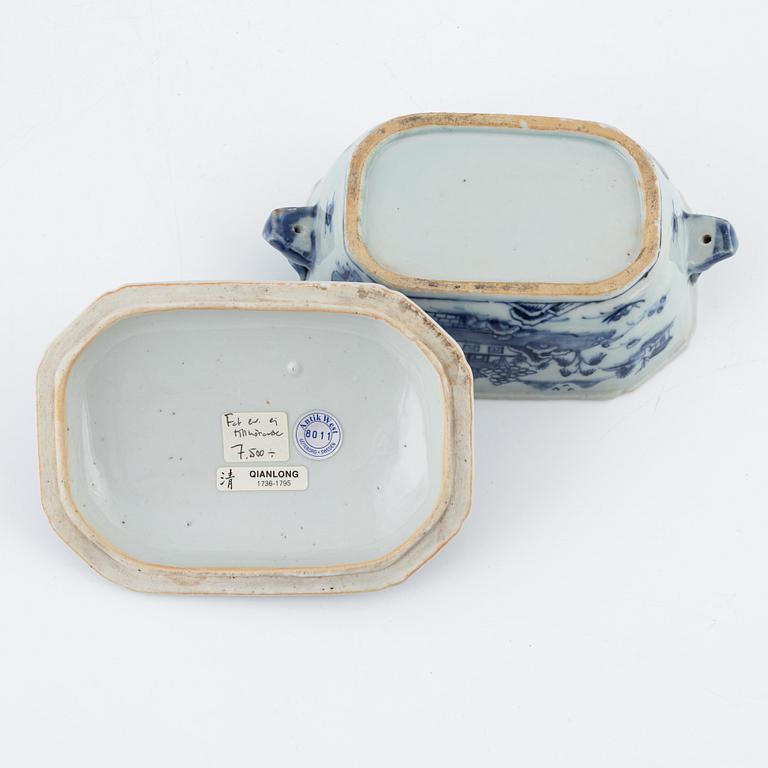 A blue and white butter dish, China, Qianlong (1736-95).