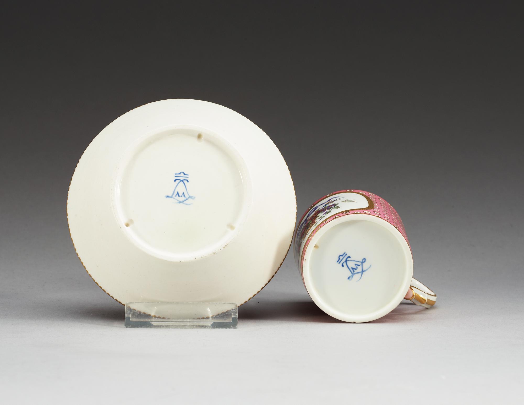 KOPP med FAT, porslin. "Sèvres", 1700-tal.