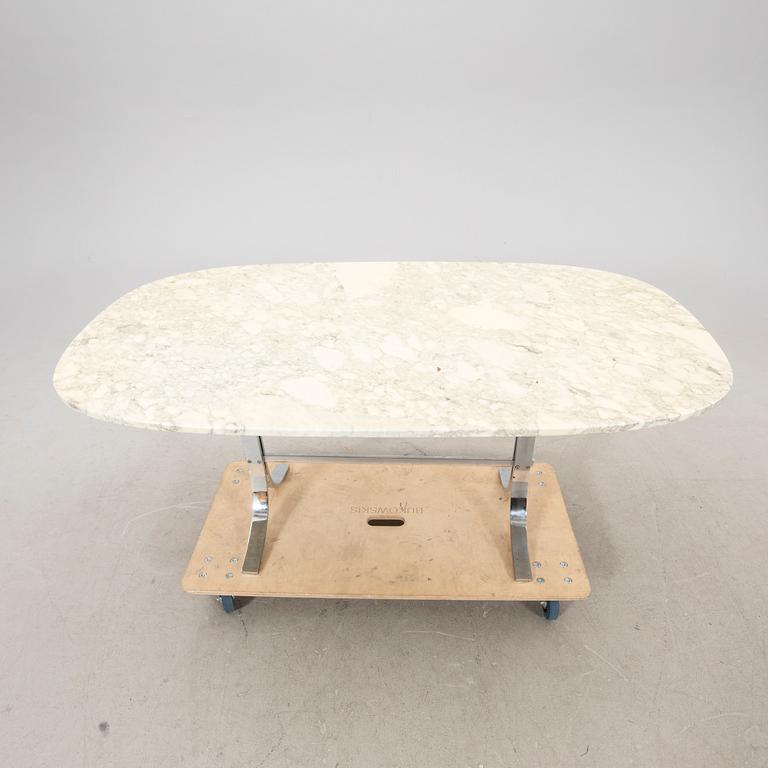 A 1970/80s marble dining table.