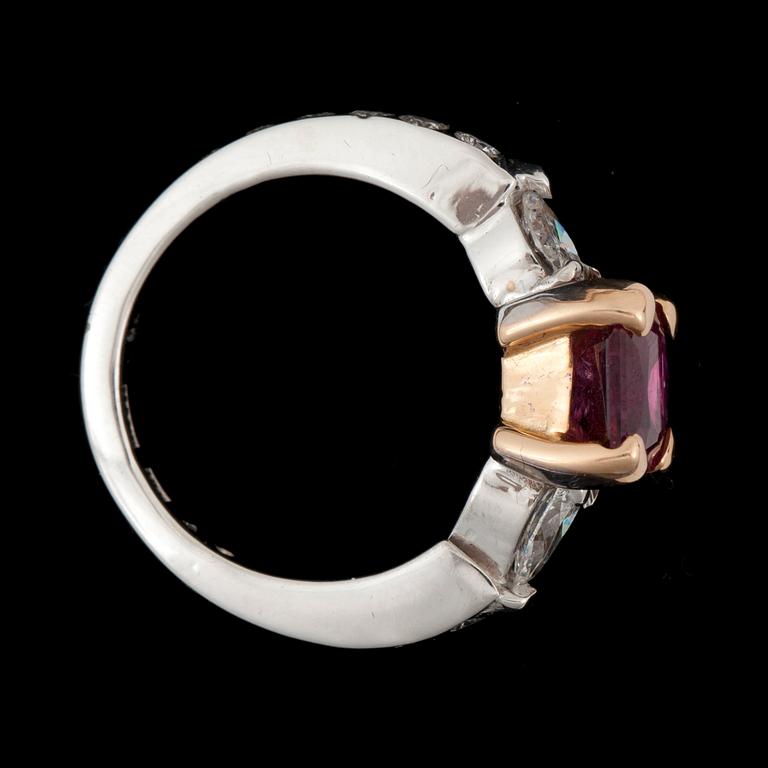 RING, Mandelstam, med rubin, 2.60 ct och diamanter, cirka 1.26 ct.