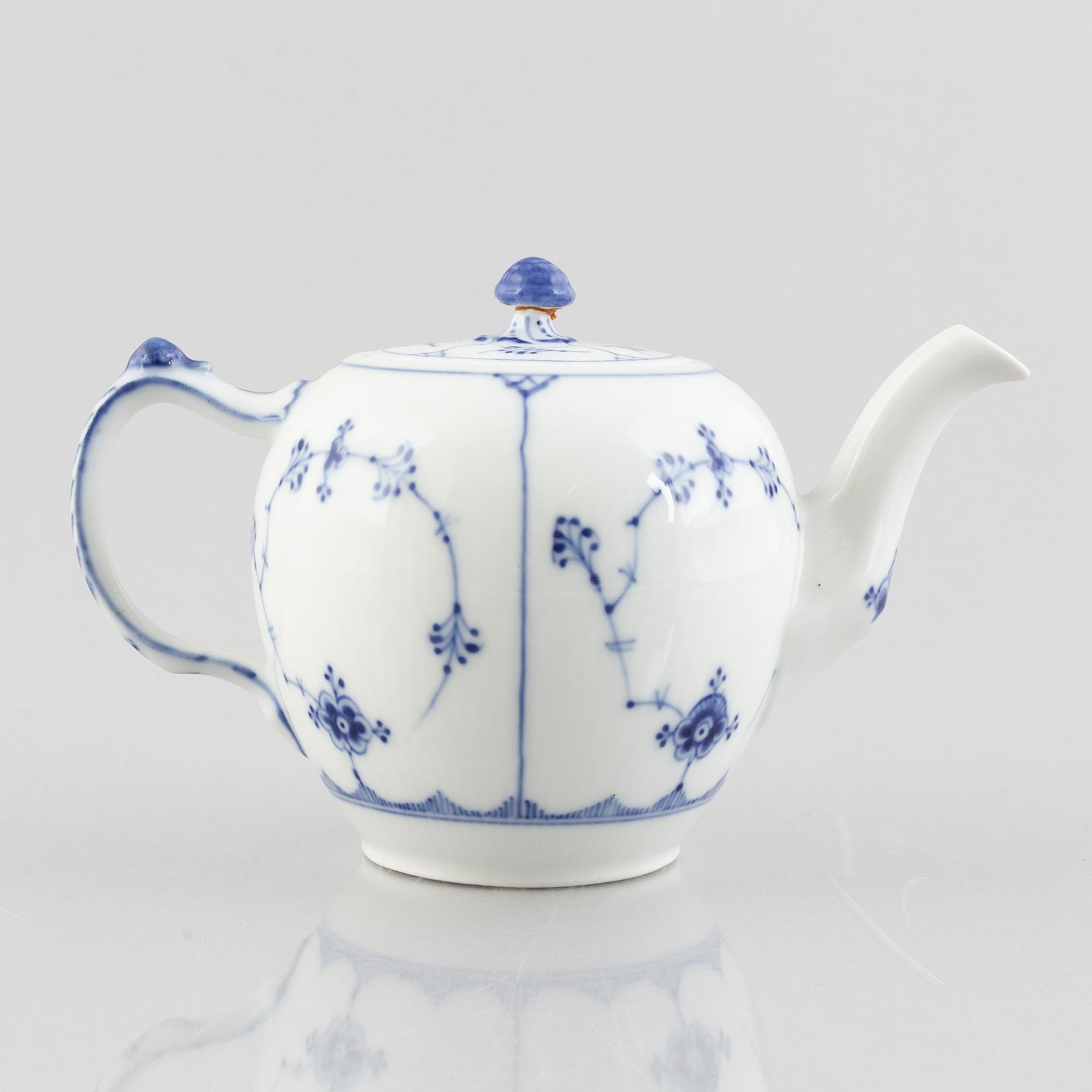 Tekanna, porslin, Royal Copenhagen, "Musselmalet", modell 259, 1898-1923.